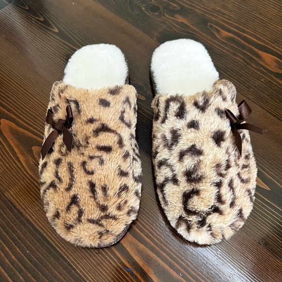 NWOT Totes Fuzzy Faux Fur Slide Bedroom Slippers Size 9/10 - Picture 3 of 3